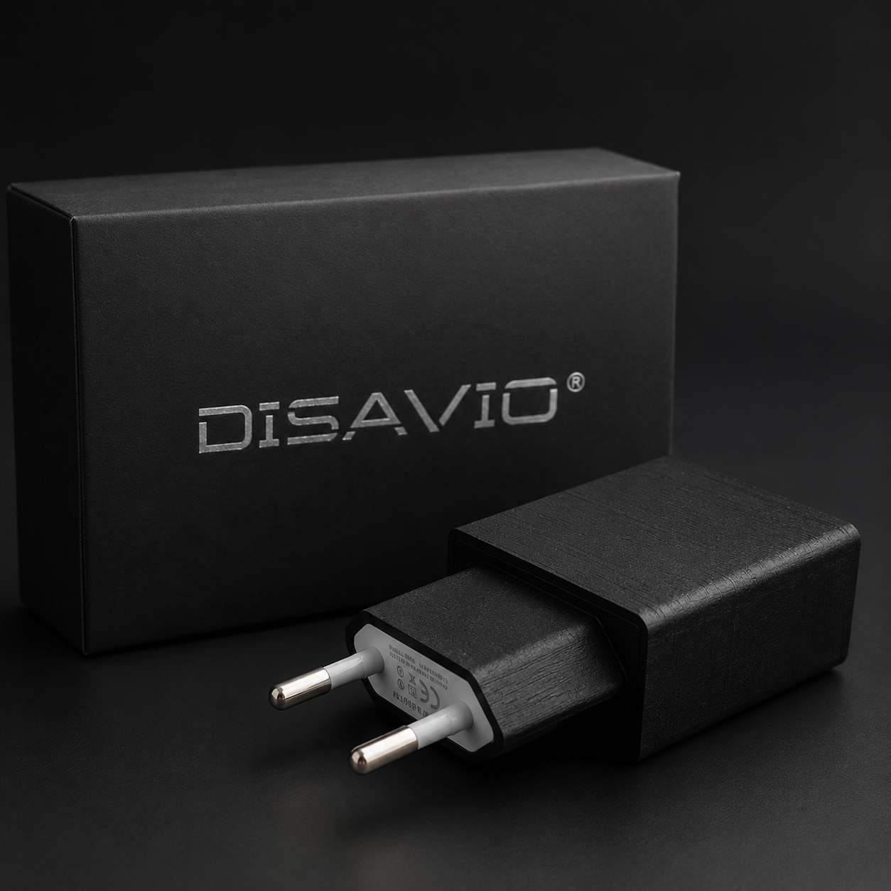Caricatore GSM con microfono DISAVIO DGC 10 su fondo scuro con confezione premium, modulo audio GSM e design discreto da caricabatterie USB
